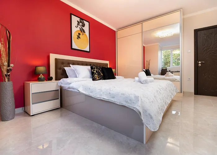 Modern & Elegant City Center Apartments