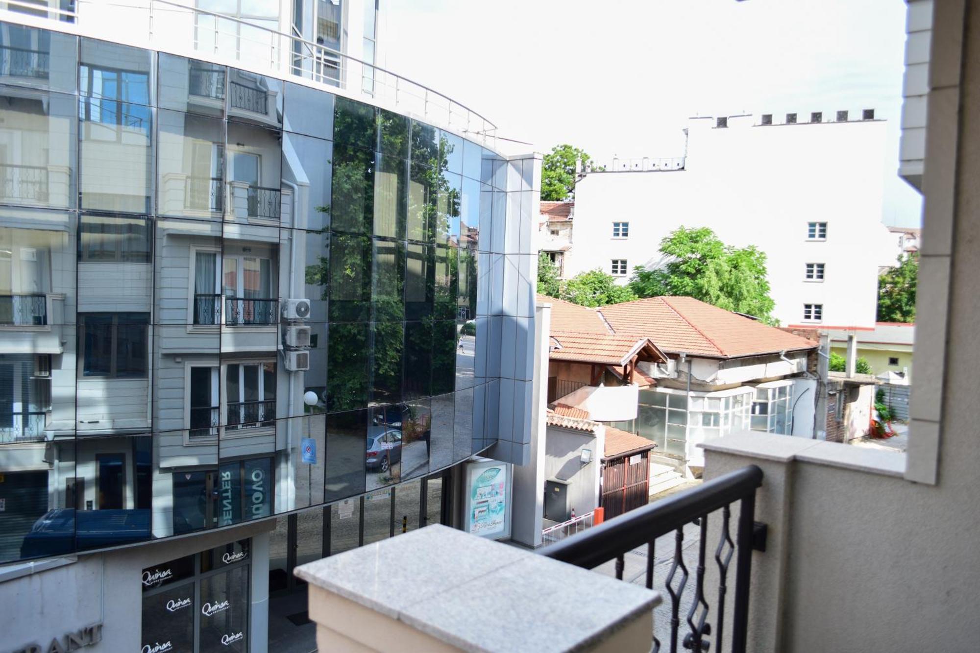 Modern & Elegant Center