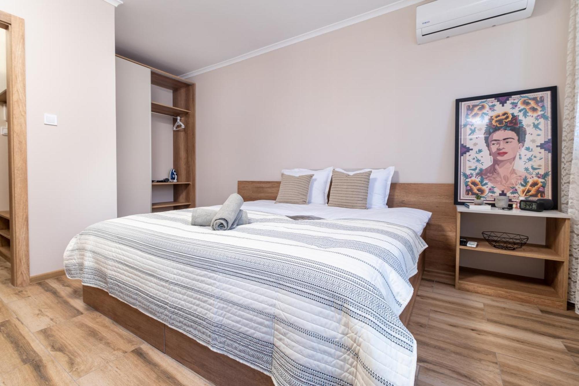 Modern & Elegant Center Apartment *